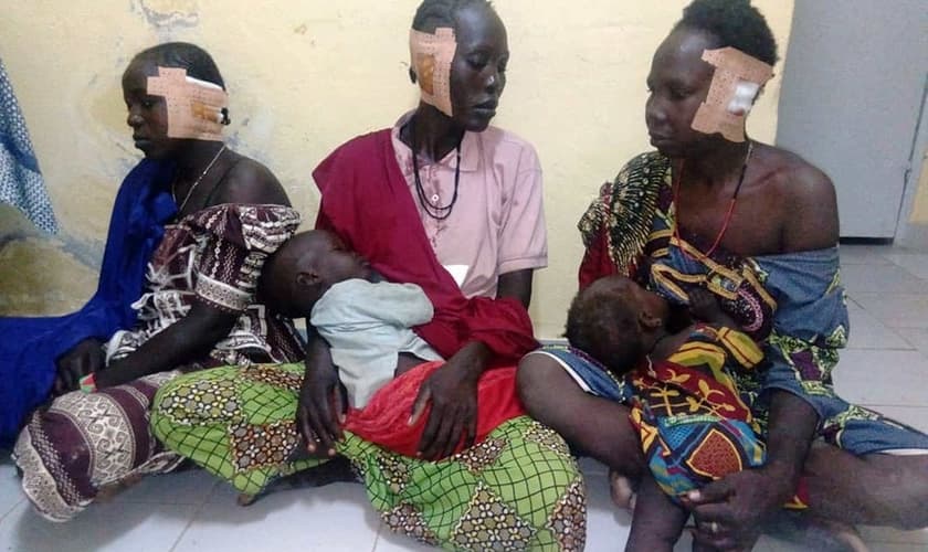 Mulheres de aldeia cristã nos Camarões se recuperam após terem suas orelhas cortadas pelo Boko Haram. (Foto: Portas Abertas)