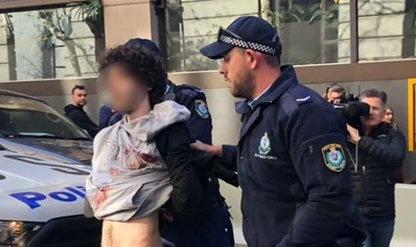 Homem gritou 'Alá é grande' depois de atingir uma mulher com a faca e foi contido por civis na rua, antes de ser preso. (Foto: 10 Daily News)