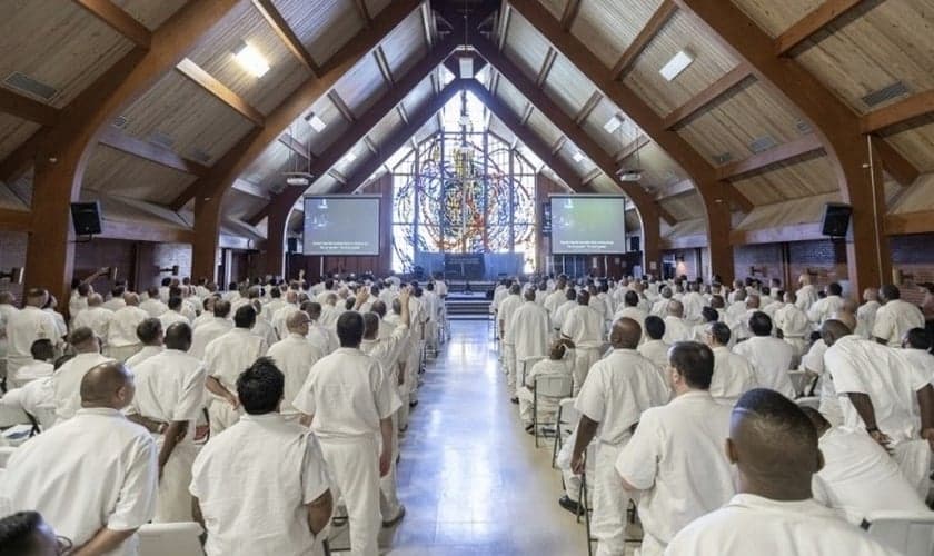 Centenas de presos se reúnem para culto da Igreja Gateway na H. H. Coffield, no Texas. (Foto: Reprodução/Igreja Gateway)