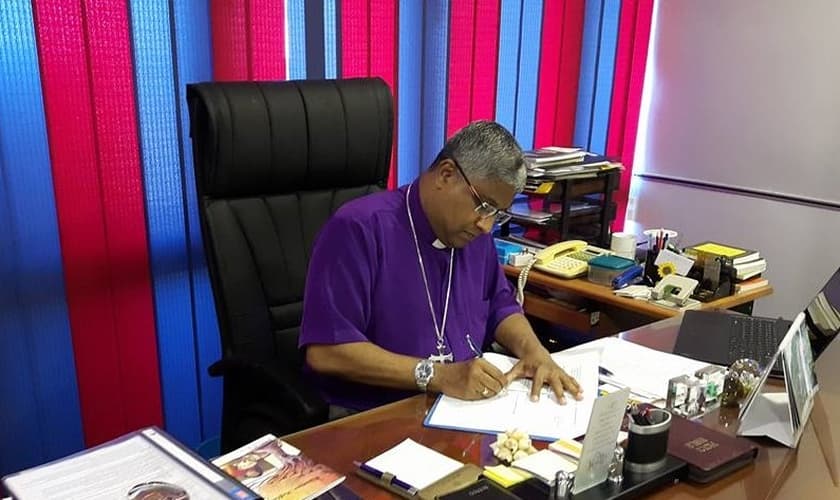Pastor Asiri Perara em seu gabinete pastoral. (Foto: Reprodução/Facebook)
