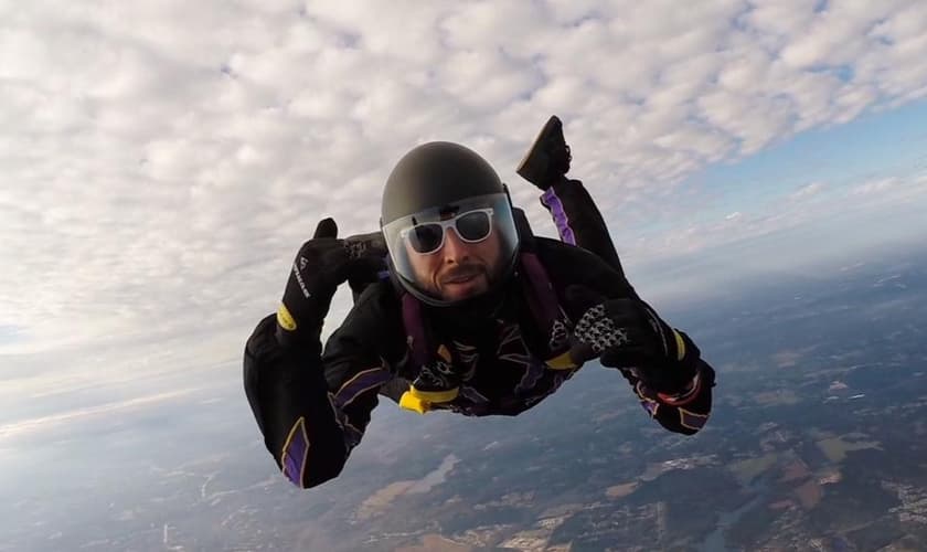 Korey Fisher é paraquedista e sobreviveu milagrosamente a uma colisão no ar e uma queda de cerca de 60 metros. (Foto: CBN News)