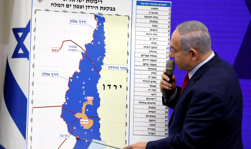 Benjamin Netanyahu, mostra áreas da Cisjordânia que pretende incorporar ao controle israelense. Região percorre a fronteira com a Jordânia. (Foto: Amir Cohen/Reuters)