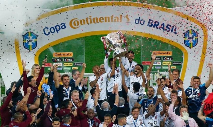 Jogadores e técnico do Athletico-PR celebraram a vitória na Copa do Brasil 2019 glorificando a Jesus.(Foto: Jeferson Guareze/Agif)