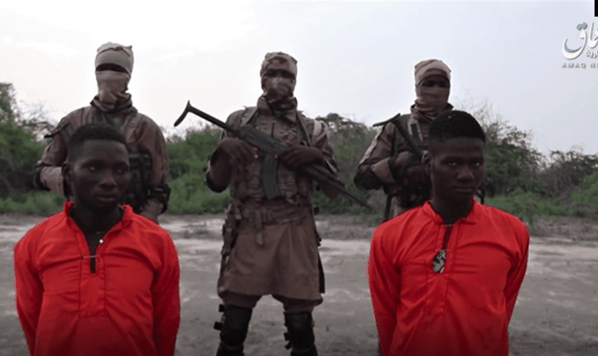 Captura de tela no site de notícias Amaq do Estado Islâmico mostra os missionários Godfrey Ali Shikagham (à esquerda) e Lawrence Duna Dacighir, antes de serem executados pelo Boko Haram. (Imagem: Amaq)
