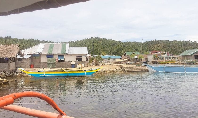 O pastor Veds morou 5 meses em uma canoa para levar o Evangelho à comunidade de Samar. (Foto: AMG International)