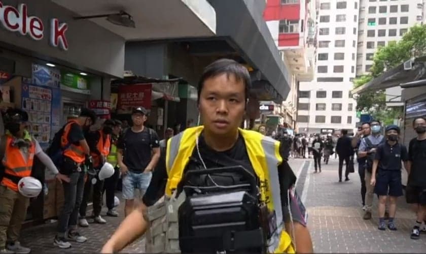 Pastor Roy Chan lidera o projeto "Proteja os Filhos", que visa evitar a violência durante protestos em Hong Kong. (Imagem: BBC / Reprodução)