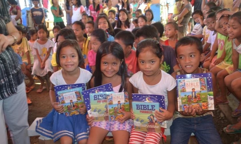 Crianças filipinas com materiais de estudos bíblicos. (Foto: Reprodução/Philippine Bible Society)