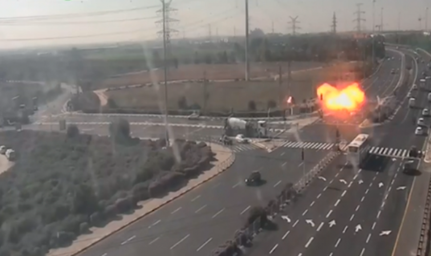 Câmera de trânsito registra momento em que foguete de Gaza atinge uma grande estrada israelense a poucos metros de vários veículos que passam. (Imagem: Captura de tela)