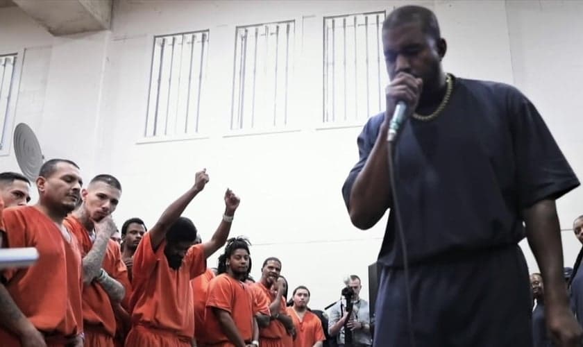 Kanye West se apresentou e pregou para os detentos, fazendo também um apelo, chamando-os a entregarem suas vidas a Jesus com uma oração de confissão de pecados. (Imagem: Youtube)