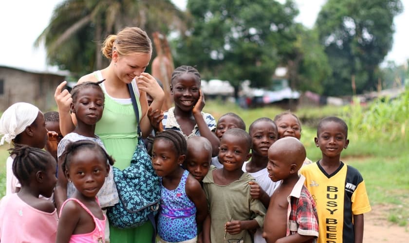 Jovem missionária interage com crianças na Libéria. (Foto: MissHibiscus/iStock/Getty Images)