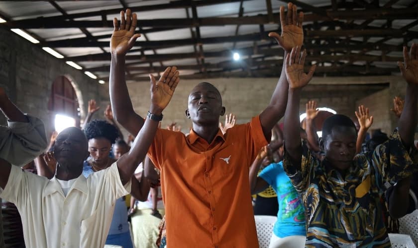 Cristãos em momento de adoração no Oeste da África. (Foto: John Moore/Getty Images)