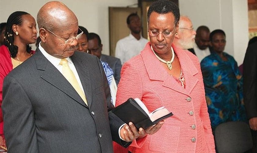 Presidente Yoweri Museveni e sua esposa Janet durante as orações. (Foto: Reprodução/Eagle)