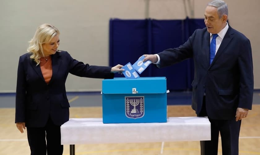 Benjamin Netanyahu, e sua esposa, Sara, votaram nas eleições legislativas de Israel nesta segunda-feira (2). (Foto: Atef Safadi/AP)