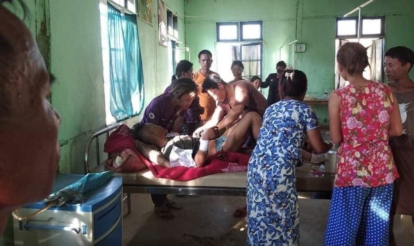 Um jovem cristão ferido recebe tratamento de emergência no hospital, que lutou para lidar com o número de feridos. (Foto: Reprodução / U Lai Pa / Barnabas Fund)