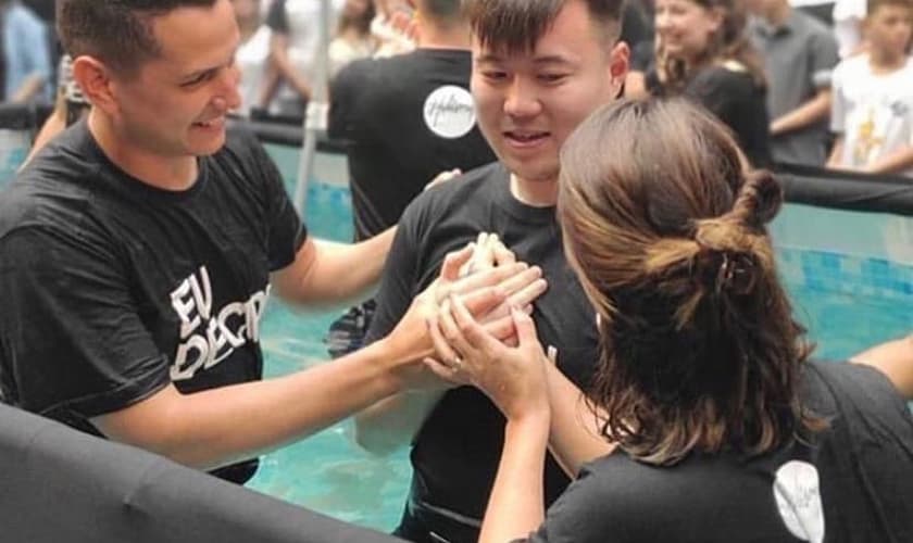 Mauricio Kazuhiro Suzuki, de 26 anos, foi batizado na Hillsong São Paulo. (Foto: Chris Mendez/Instagram)