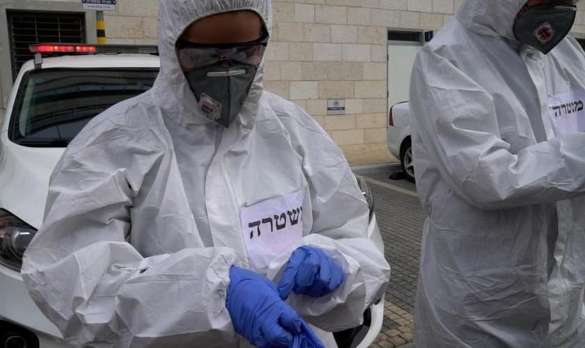 Policiais de Israel usam equipamentos e roupas especiais para evitar contágio com o coronavírus. (Foto: COL.org)