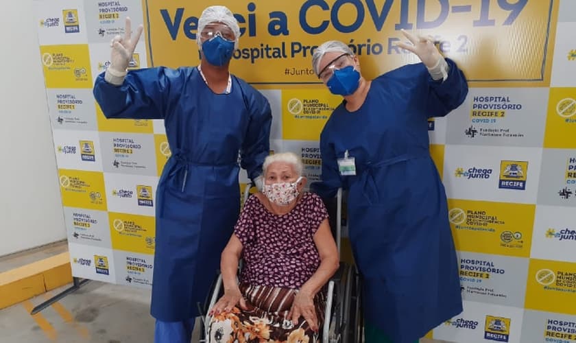 Dona Amara recebeu alta do Hospital Provisório dos Coelhos nessa terça-feira (2). (Foto: Divulgação/PCR)