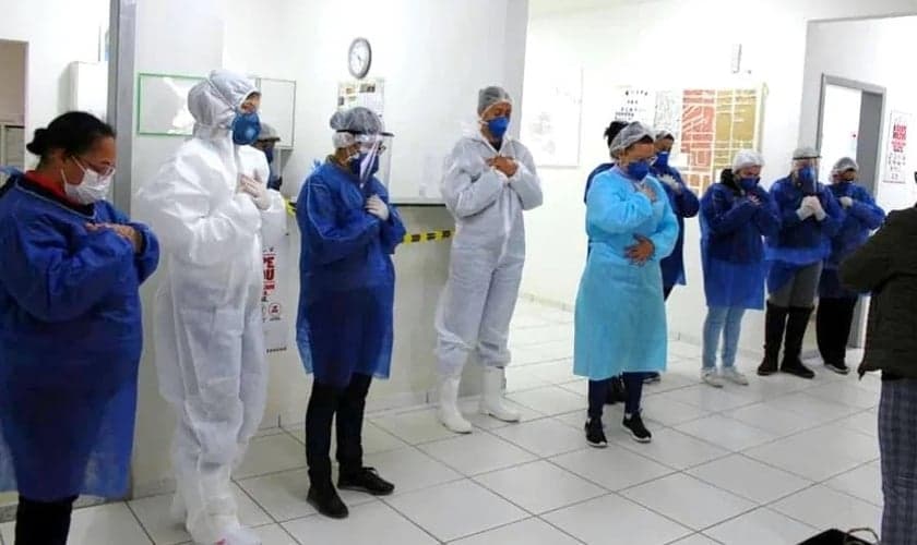 Membros da Igreja Luz da Vida oram com funcionários do Hospital Cirúrgico Camboriú (HCC). (Foto: Reprodução / Itajaí Info)