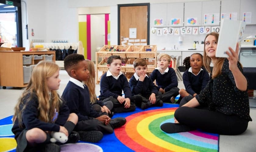 Crianças da Inglaterra terão aulas que incluem conteúdos como casamento gay. (Foto: Stock photo via Elements Envato)