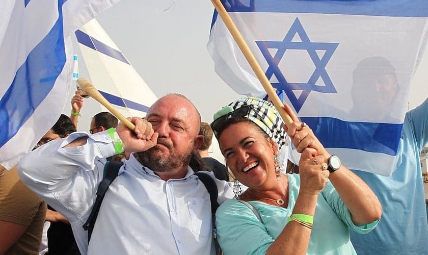 Novos imigrantes chegam a Israel. (Foto: Reprodução / KOKO)