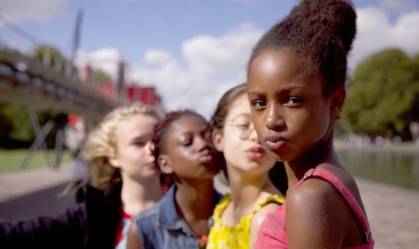 O filme "Lindinhas" exibe garotas de 11 anos em cenas nas quais dançam com movimentos sugestivos e sensuais, sendo apontado como uma exemplo de "pedofilia legalizada". (Imagem: Netflix)