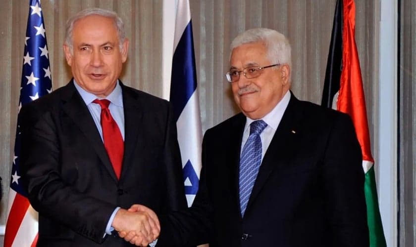 O presidente da Autoridade Palestina, Mahmoud Abbas, com o primeiro-ministro israelense Benjamin Netanyahu. (Foto: Reprodução / Middle East Monitor)