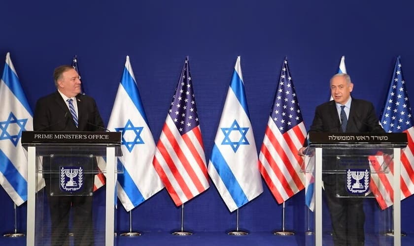 Primeiro-ministro israelense, Benjamin Netanyahu e secretário de Estado dos EUA, Mike Pompeo, falam à imprensa em Jerusalém. (Foto: Amos Ben-Gershom/GPO)