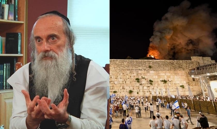 Rabino Lazer Brody e judeus diante do Muro das Lamentações enquanto a mesquita de al-Aqsa está em chamas. (Foto: Reprodução/Mendy Hechtman/Flash90)