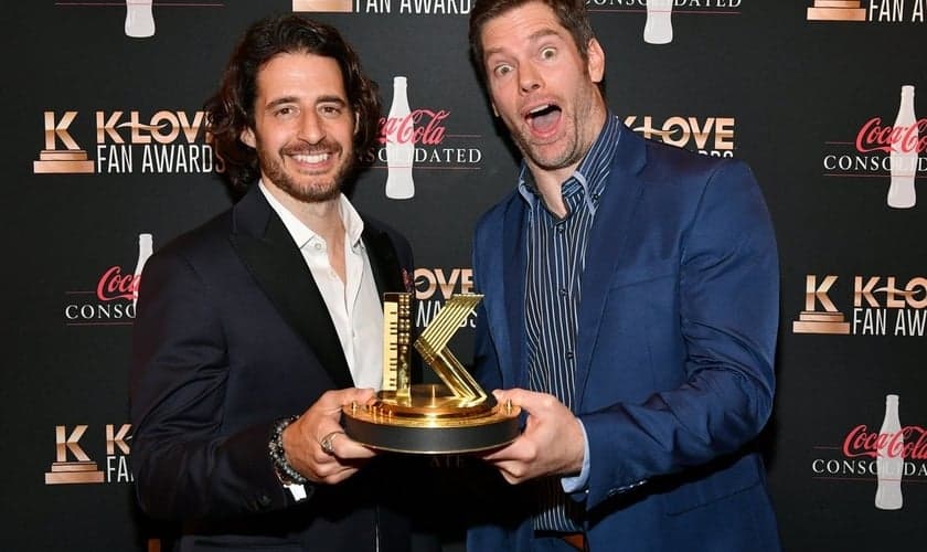 O diretor Dallas Jenkins e o ator Jonathan Roumie de “The Chosen” na cerimônia de premiação do K-Love Fan Awards. (Foto: Jason Davis/Getty Images).