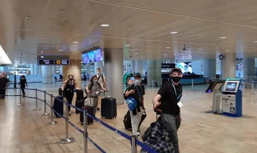 Viajantes no Aeroporto Ben-Gurion. (foto: Reprodução / Birthright Israel)