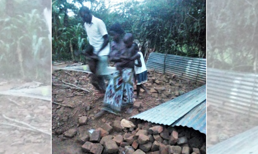 Louis Levi Baula e família depois que parentes muçulmanos destruíram sua casa no leste de Uganda em 23 de maio de 2021. (Foto: reprodução / Morning Star News)