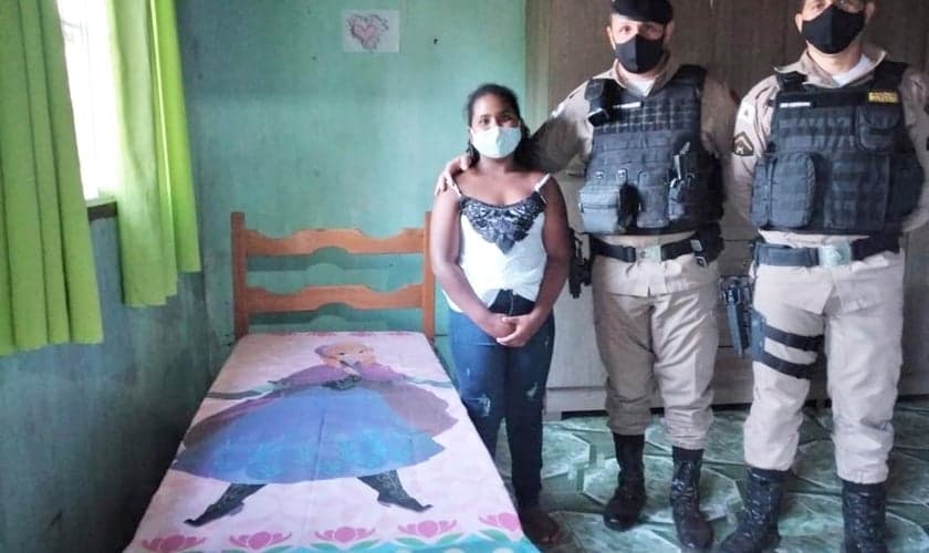 Policiais entregaram a cama para Micaely após a carta. (Foto: Polícia Militar/Divulgação)