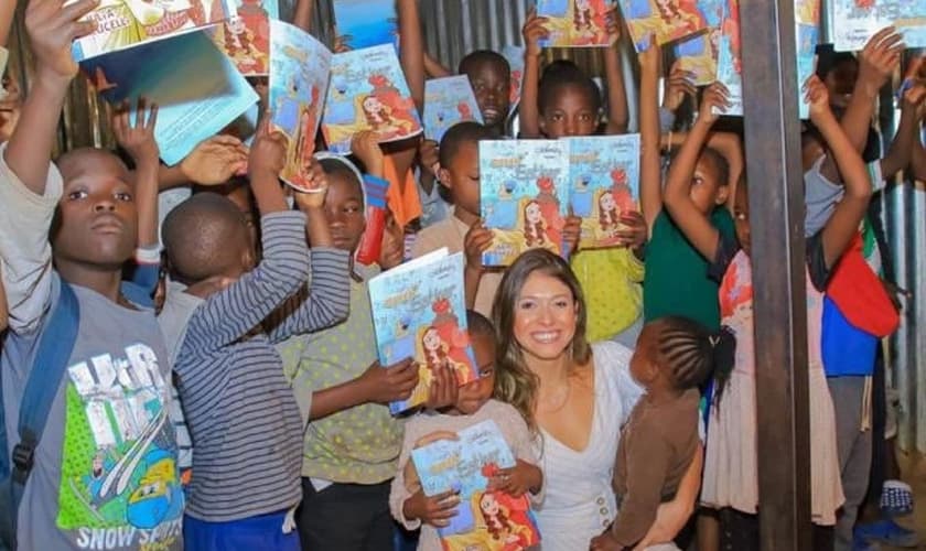 Julia Malucelli durante distribuição do livro ‘A Rainha Ester’ no Quênia. (Foto: Divulgação)