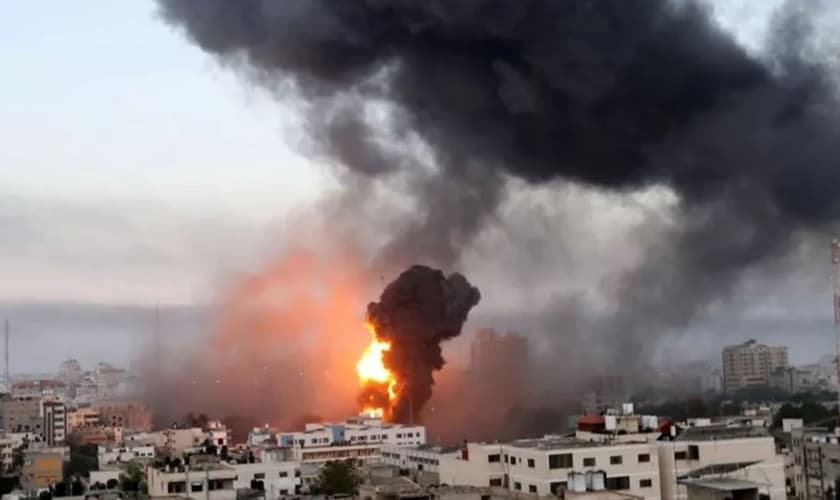 Israel é atacado pelo Líbano e retalia foguetes. (Foto: Ibraheem Abu Mustafa/Reuters)