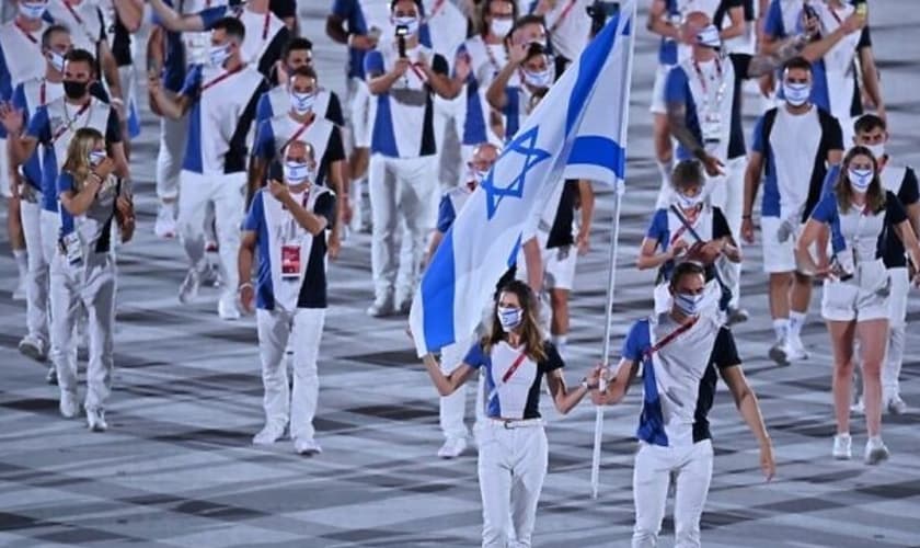 Os porta-bandeiras de Israel durante a cerimônia de abertura dos Jogos Olímpicos, em Tóquio, 23 de julho de 2021. (Foto: Ben Stansall/AFP)