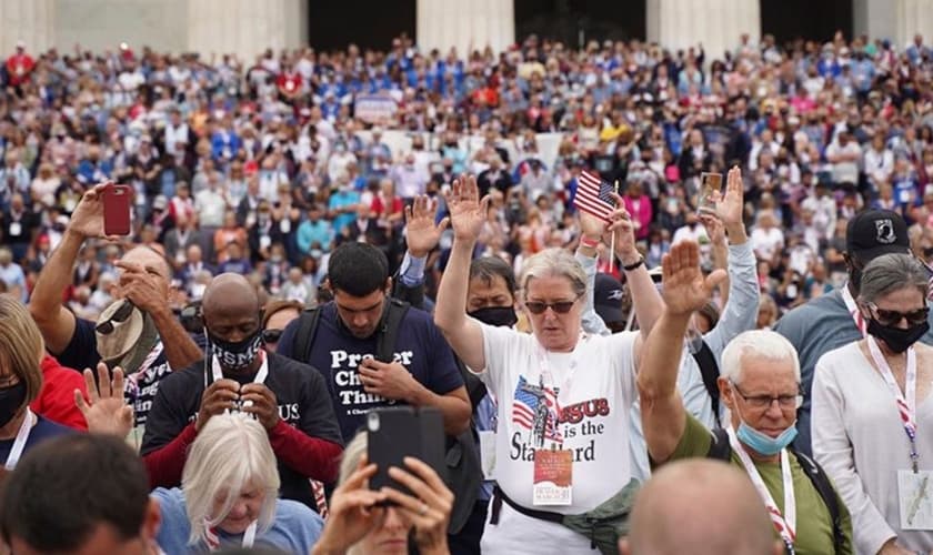 Milhares de americanos reunidos, em Washington, para um movimento de oração, em outubro de 2020. (Foto: Reprodução/Impacto Evangelístico)